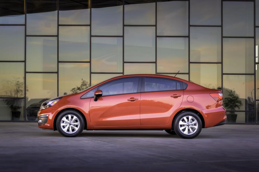  Kia Rio Sedan 2015 года  (US) (фото 8 из 27)